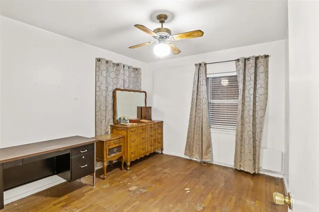 a view of a livingroom with a workspace