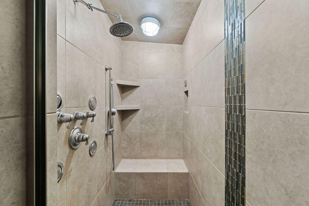 60511 Snap Shot Loop Bend, OR 97702 - Photo 12 of 34 Primary Bath - Main Level