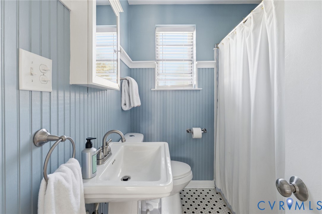 336 Lexington Road Richmond, VA 23226 - Photo 14 of 20 a bathroom with a sink toilet and shower