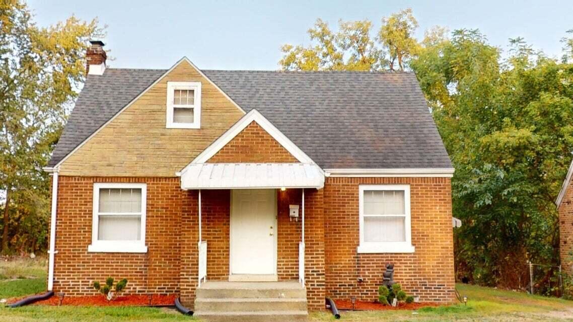 a view of a house with a yard