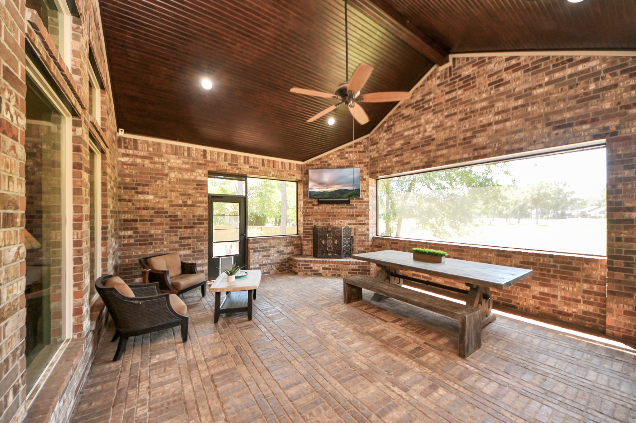 702 Fairway Oaks Conroe, TX 77302 - Photo 4 of 42 Expansive windows offer views
of the lush golf course. It also
includes a ceiling fan, ideal for
relaxing or entertaining.