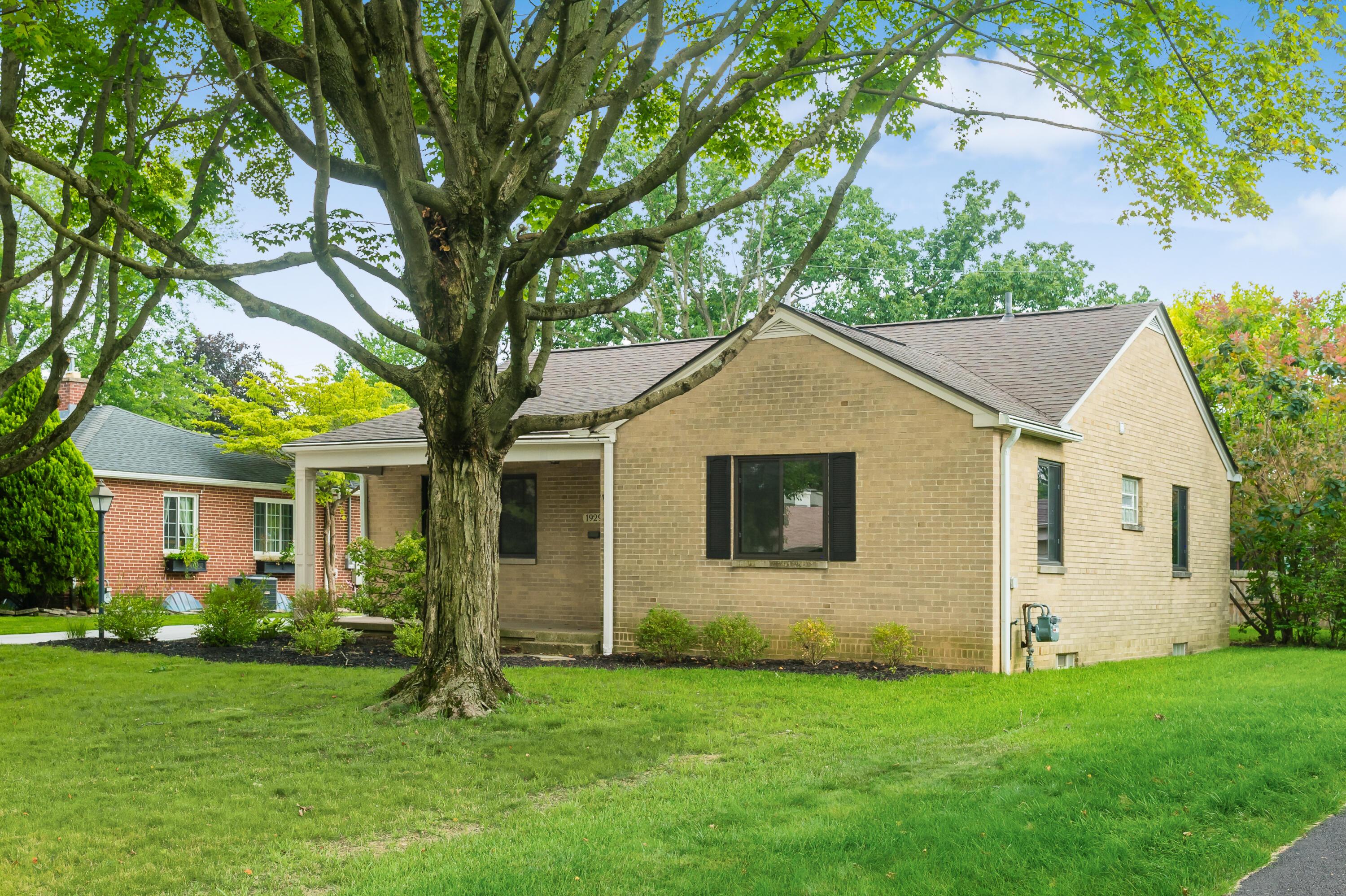 1929 Milden Road Upper Arlington, OH 43221 - Photo 3 of 36 h_1929_Milden-1087