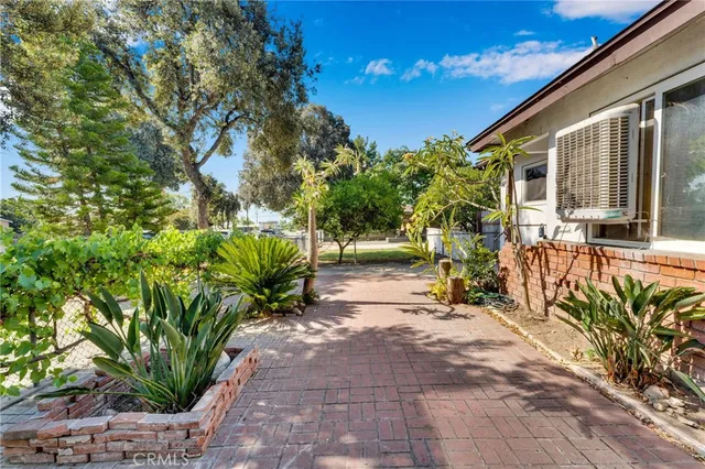 a view of a back yard of the house