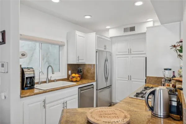 $9,000 | 410 Goldenrod Avenue, Unit B, Corona del Mar, CA 92625