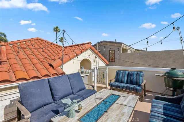 a view of entryway with washer and dryer