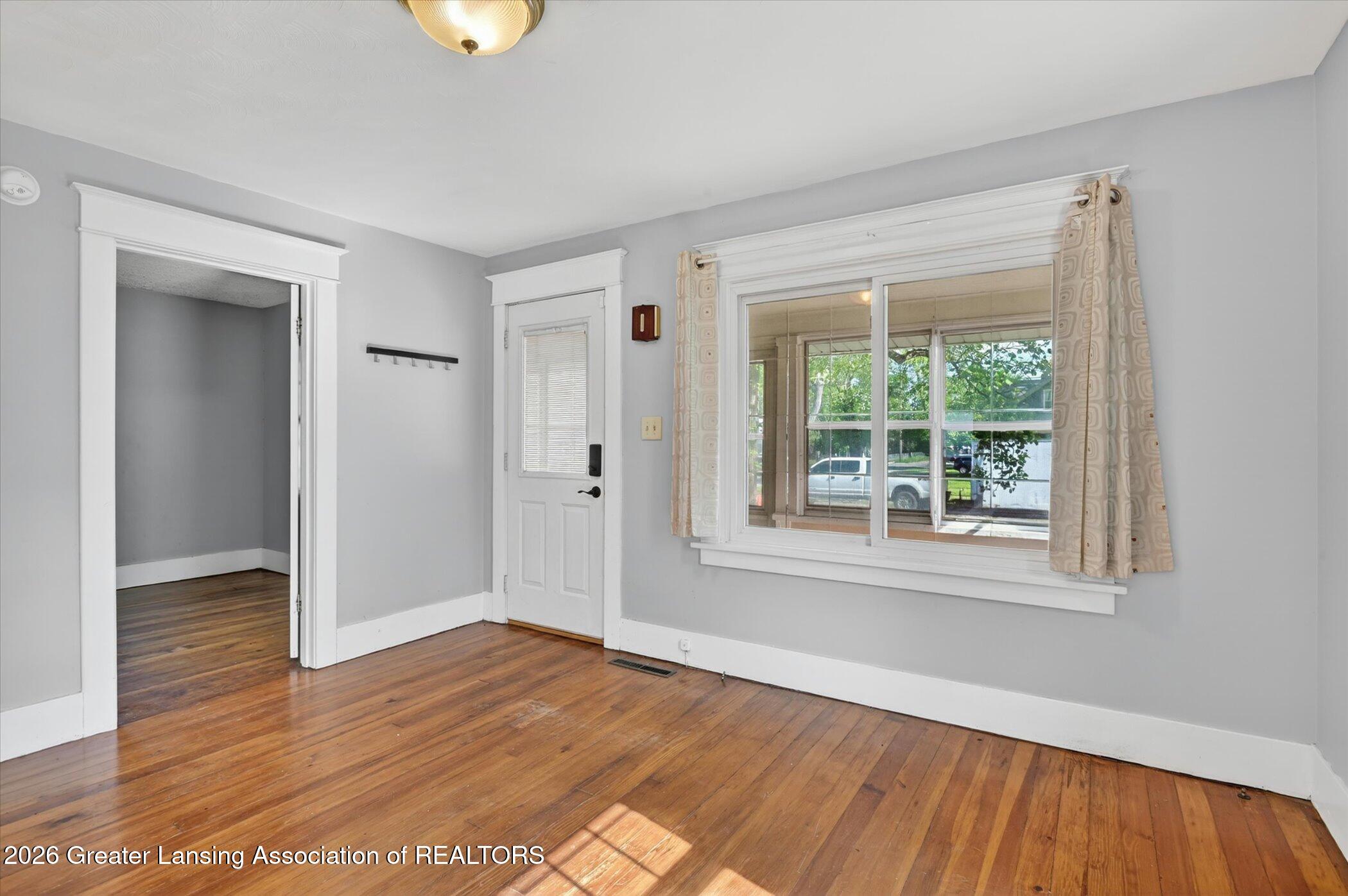702 East Cavanaugh Road Lansing, MI 48910 - Photo 7 of 41 07-702E-Cavanaugh-Rd-Windowstill