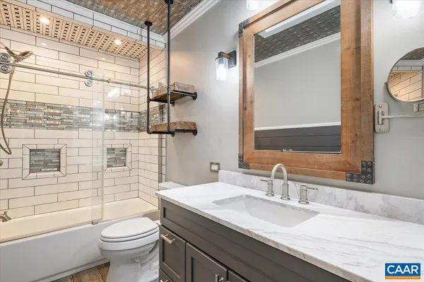 a view of entryway with elevator