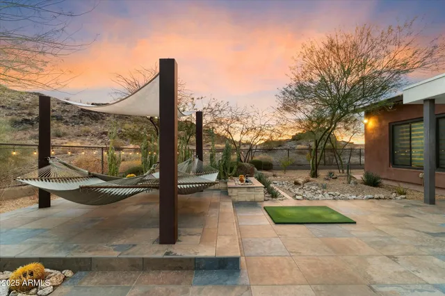 a view of a back yard