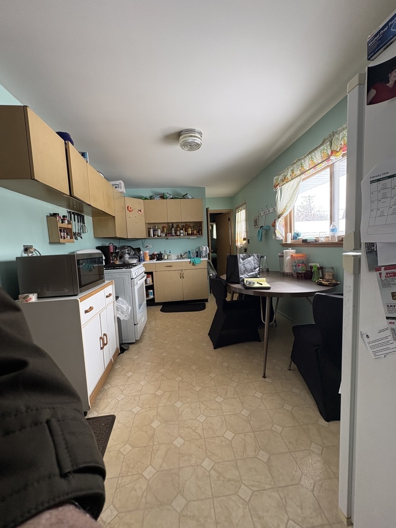 170 Cherrywood Road Buffalo Grove, IL 60089 - Photo 3 of 8 a kitchen with stainless steel appliances kitchen island granite countertop a refrigerator and a stove
