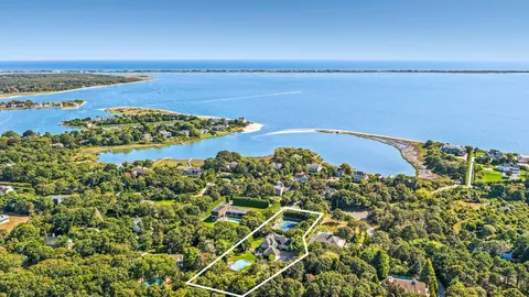 $3,895,000 | 141 Middle Pond Road, Southampton, NY 11968