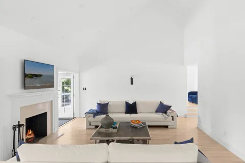 $3,895,000 | 141 Middle Pond Road, Southampton, NY 11968