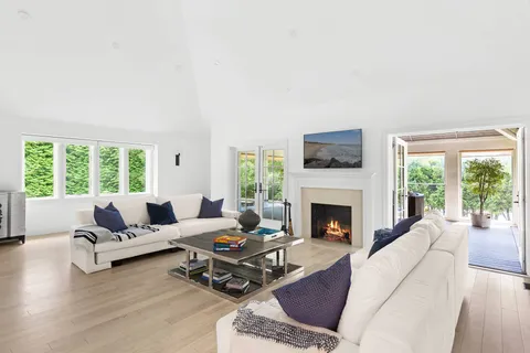 $3,895,000 | 141 Middle Pond Road, Southampton, NY 11968