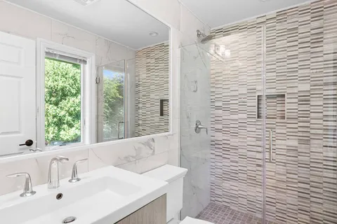 $3,895,000 | 141 Middle Pond Road, Southampton, NY 11968