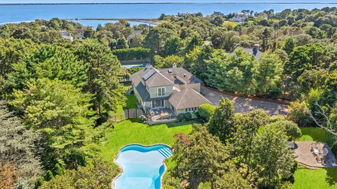 $3,895,000 | 141 Middle Pond Road, Southampton, NY 11968