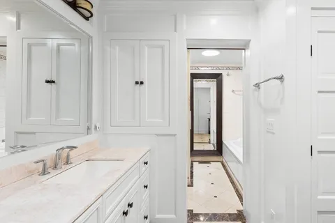 $3,895,000 | 141 Middle Pond Road, Southampton, NY 11968