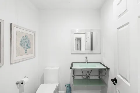 $3,895,000 | 141 Middle Pond Road, Southampton, NY 11968