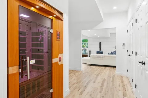 $3,895,000 | 141 Middle Pond Road, Southampton, NY 11968