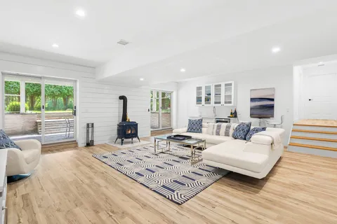 $3,895,000 | 141 Middle Pond Road, Southampton, NY 11968