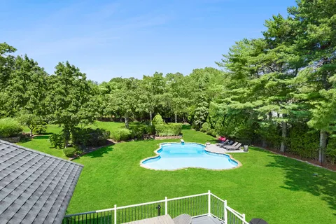 $3,895,000 | 141 Middle Pond Road, Southampton, NY 11968