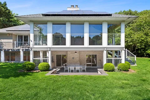 $3,895,000 | 141 Middle Pond Road, Southampton, NY 11968