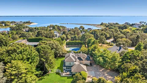 $3,895,000 | 141 Middle Pond Road, Southampton, NY 11968