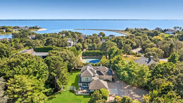 $3,895,000 | 141 Middle Pond Road, Southampton, NY 11968