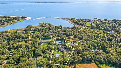 $3,895,000 | 141 Middle Pond Road, Southampton, NY 11968