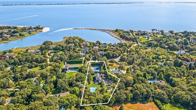 $3,895,000 | 141 Middle Pond Road, Southampton, NY 11968