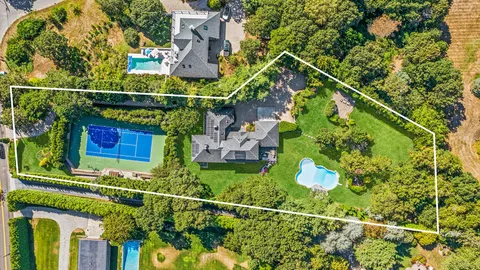 $3,895,000 | 141 Middle Pond Road, Southampton, NY 11968