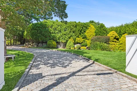 $3,895,000 | 141 Middle Pond Road, Southampton, NY 11968