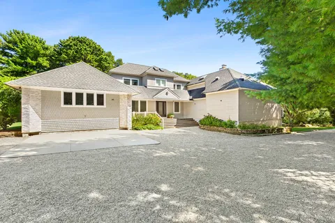 $3,895,000 | 141 Middle Pond Road, Southampton, NY 11968