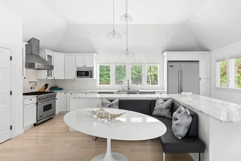 $3,895,000 | 141 Middle Pond Road, Southampton, NY 11968