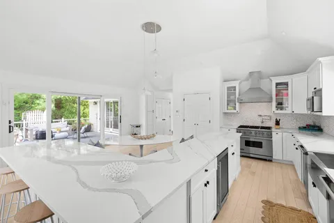 $3,895,000 | 141 Middle Pond Road, Southampton, NY 11968