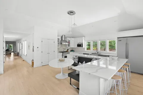 $3,895,000 | 141 Middle Pond Road, Southampton, NY 11968