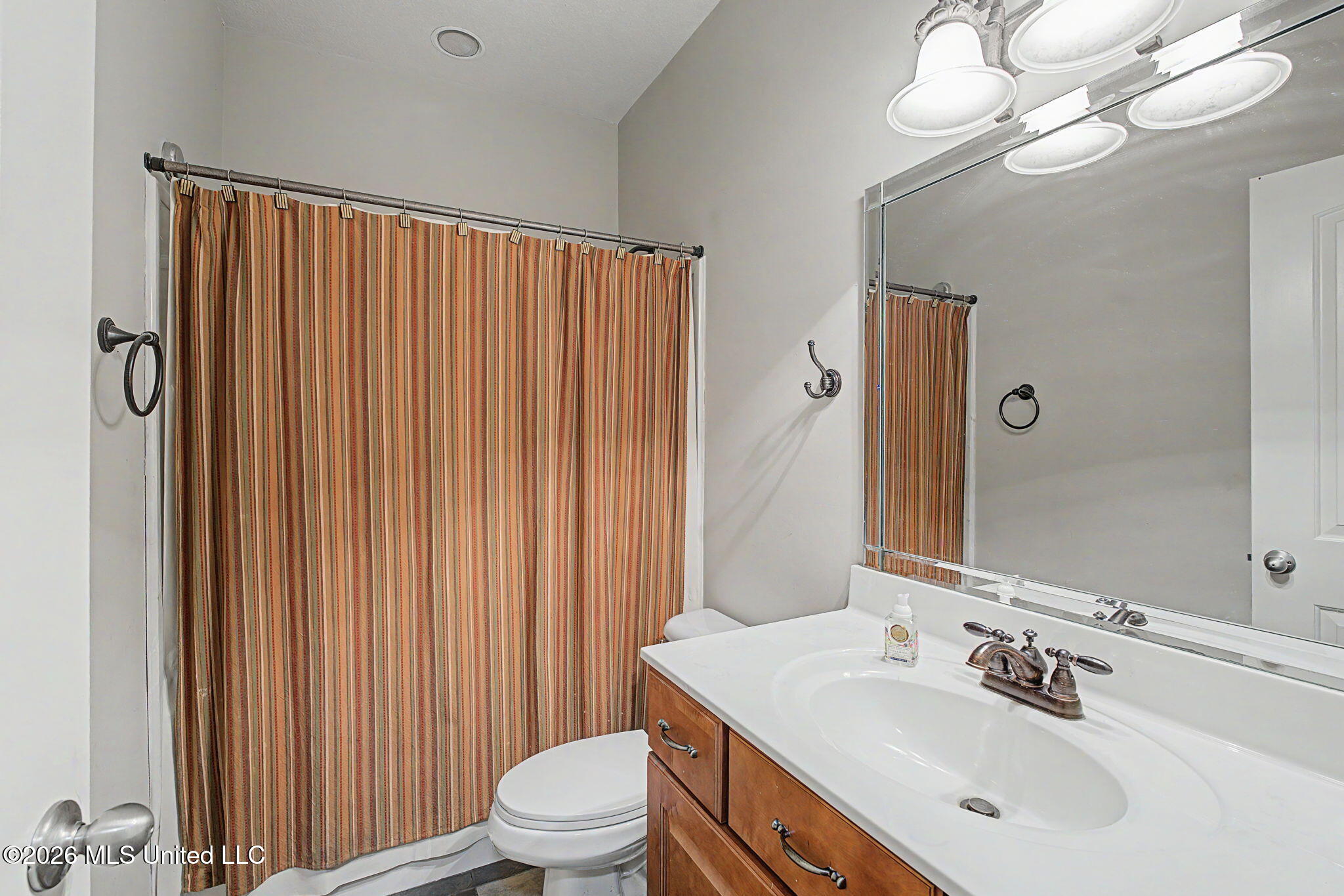 8 Crockett Loop Hernando, MS 38632 - Photo 23 of 50 Bathroom 2