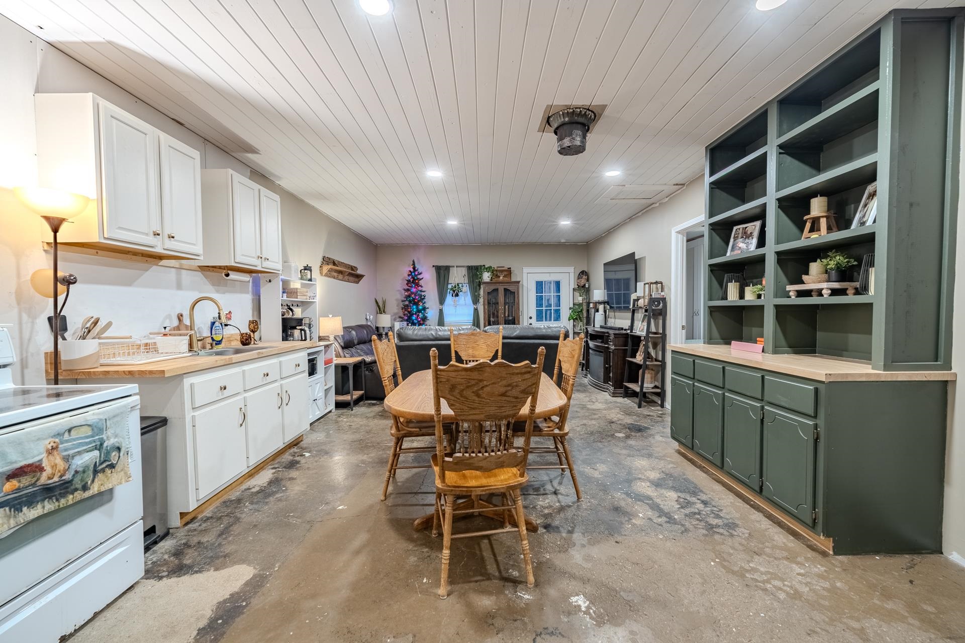 390 Woods Road Adamsville, TN 38310 - Photo 2 of 40 a kitchen with a table and chairs