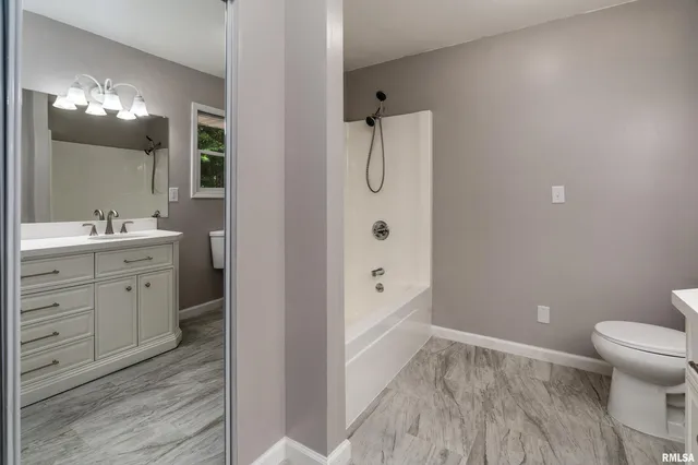 $319,900 | 17937 Caplinger Pond Road, Marion, IL 62959