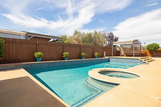 a view of a backyard