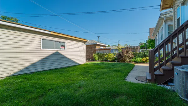 a view of a house with backyard and garden