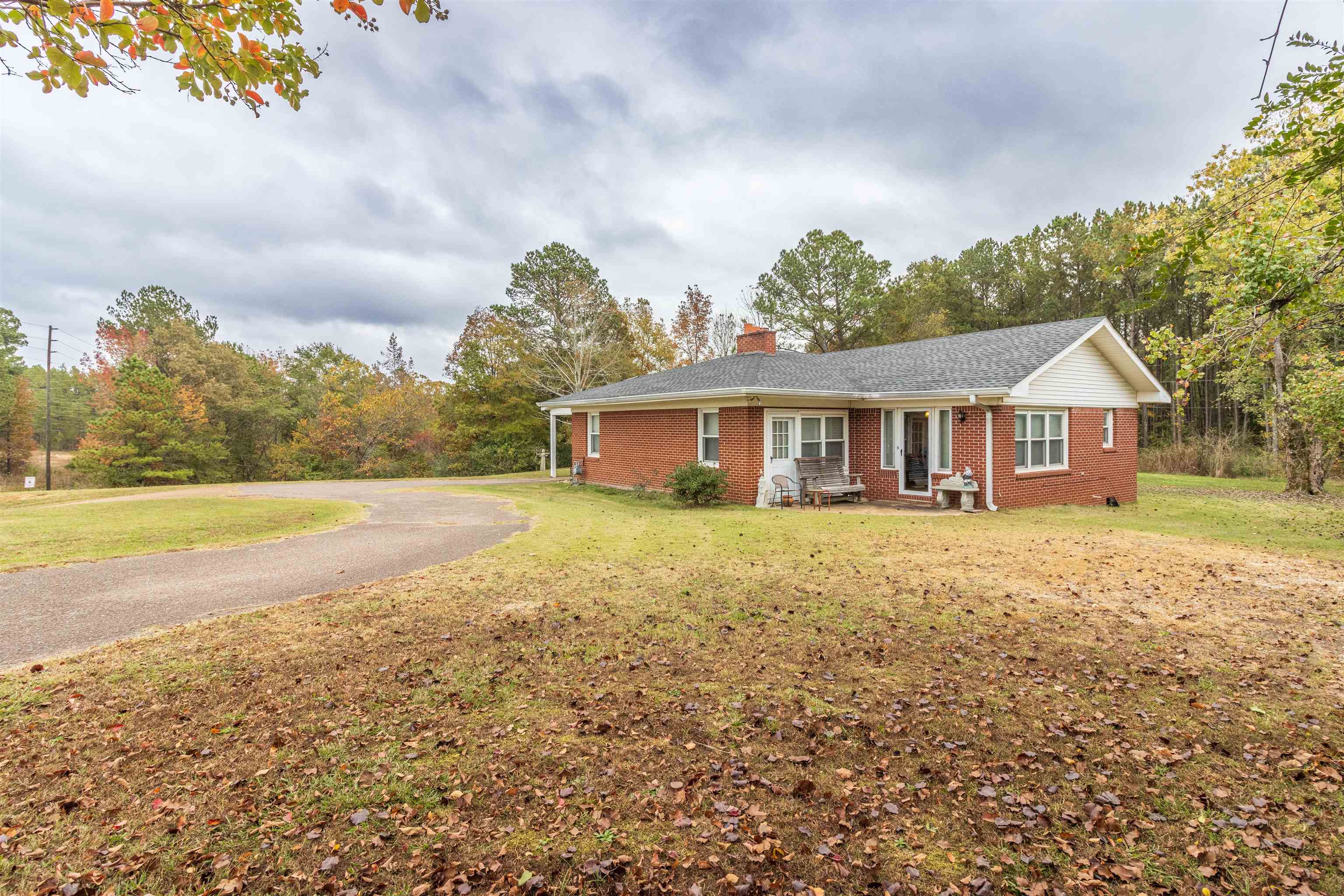 33 Skyline Road Selmer, TN 38375 - Photo 2 of 19 View of front facade featuring a front yard