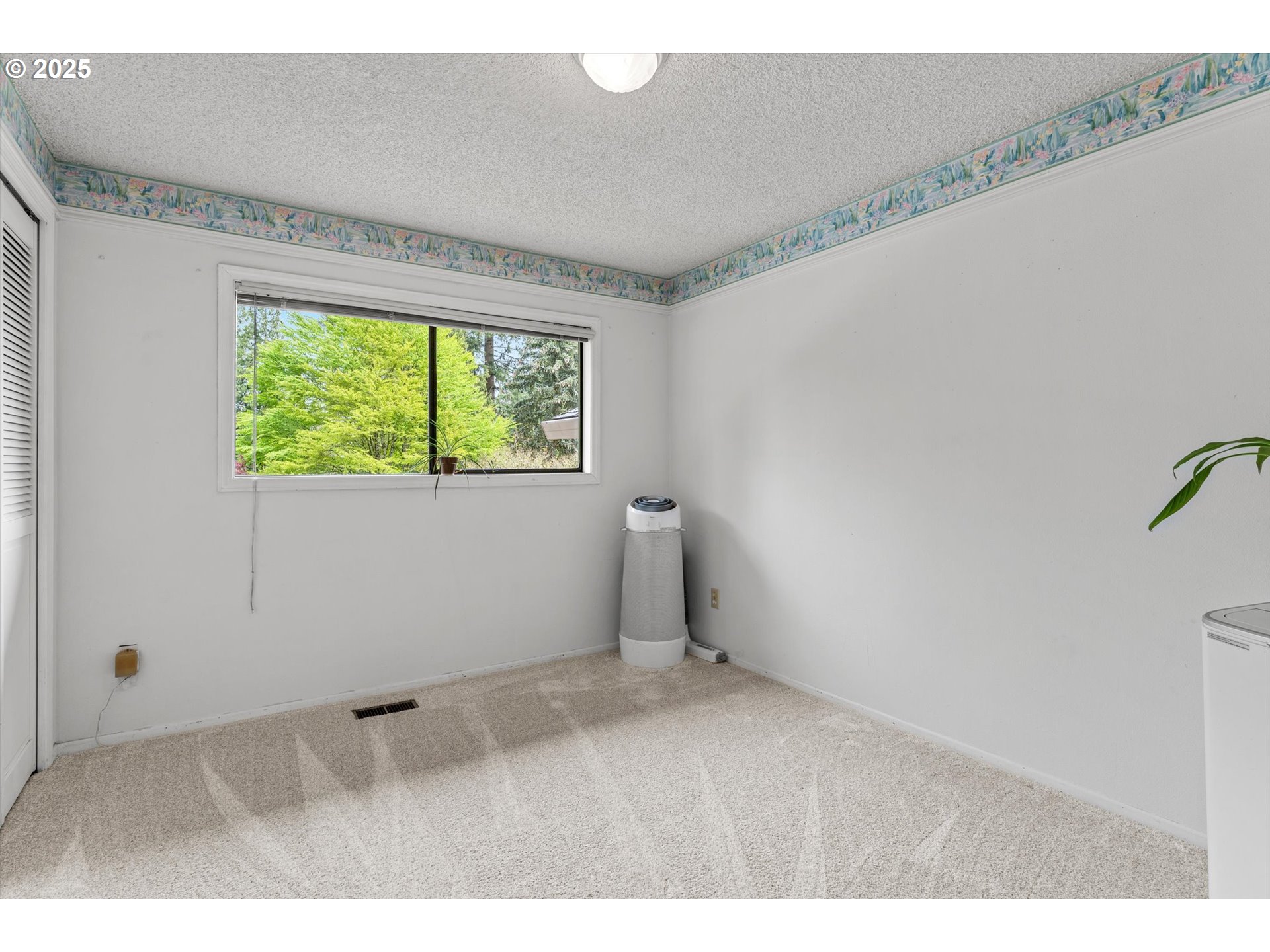 756 Southeast 27th Street Gresham, OR 97080 - Photo 17 of 46 a view of room and window