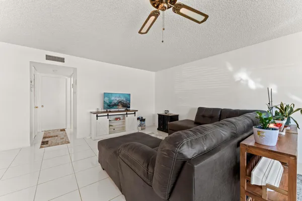 $110,000 | 201 Country Lane, Unit B, Boynton Beach, FL 33435