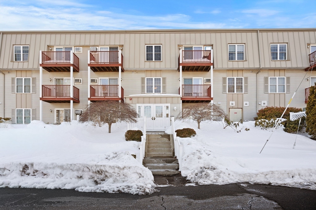 2 Ocean Avenue, Unit 2K Gloucester, MA 01930 - Photo 6 of 26 a view of a very nice looking building