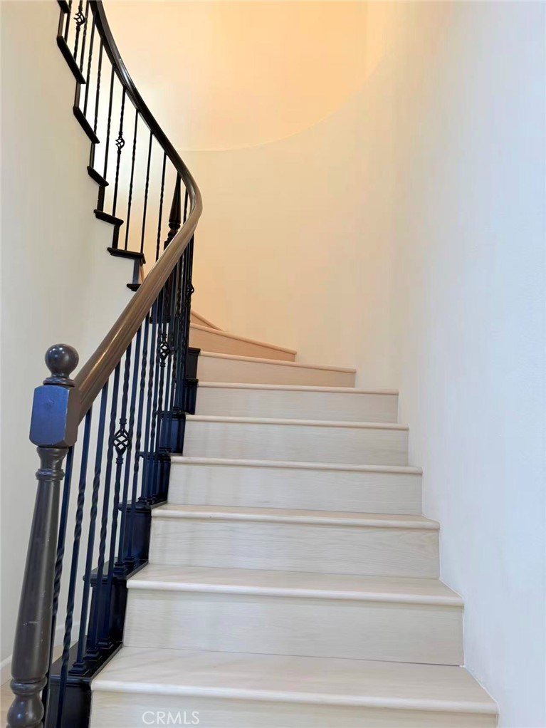 564 Vía Pueblo Riverside, CA 92507 - Photo 13 of 36 a view of entryway