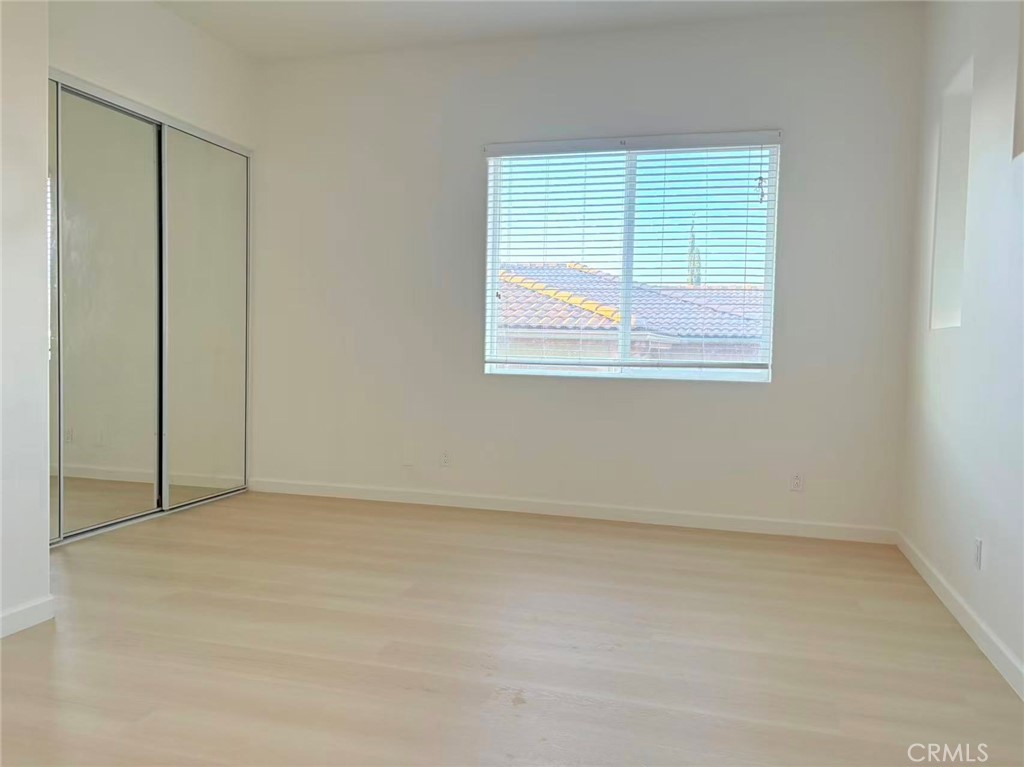 564 Vía Pueblo Riverside, CA 92507 - Photo 16 of 36 an empty room with windows