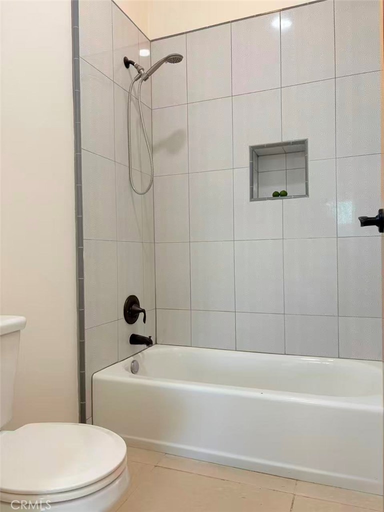 564 Vía Pueblo Riverside, CA 92507 - Photo 19 of 36 a bathroom with a toilet and a bath tub