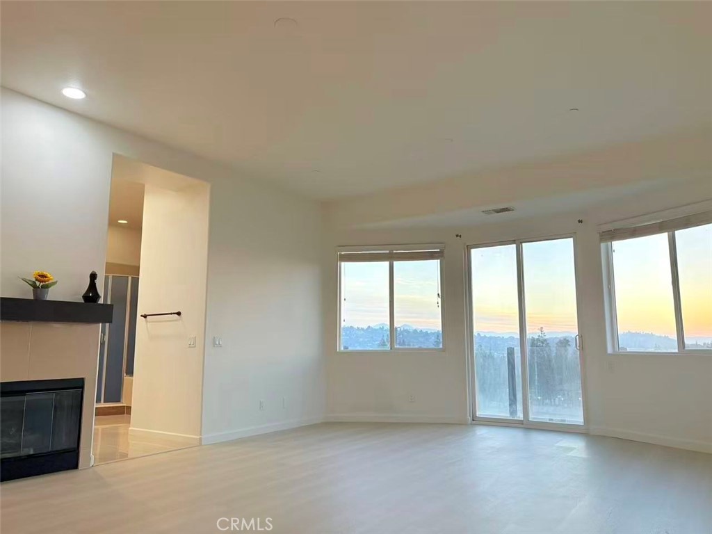 564 Vía Pueblo Riverside, CA 92507 - Photo 22 of 36 an empty room with windows