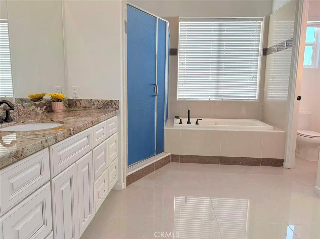 564 Vía Pueblo Riverside, CA 92507 - Photo 25 of 36 a spacious bathroom with a bathtub and a sink