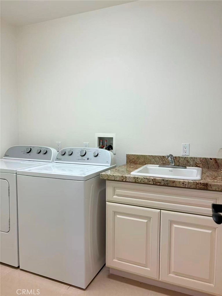 564 Vía Pueblo Riverside, CA 92507 - Photo 31 of 36 a utility room with washer and dryer