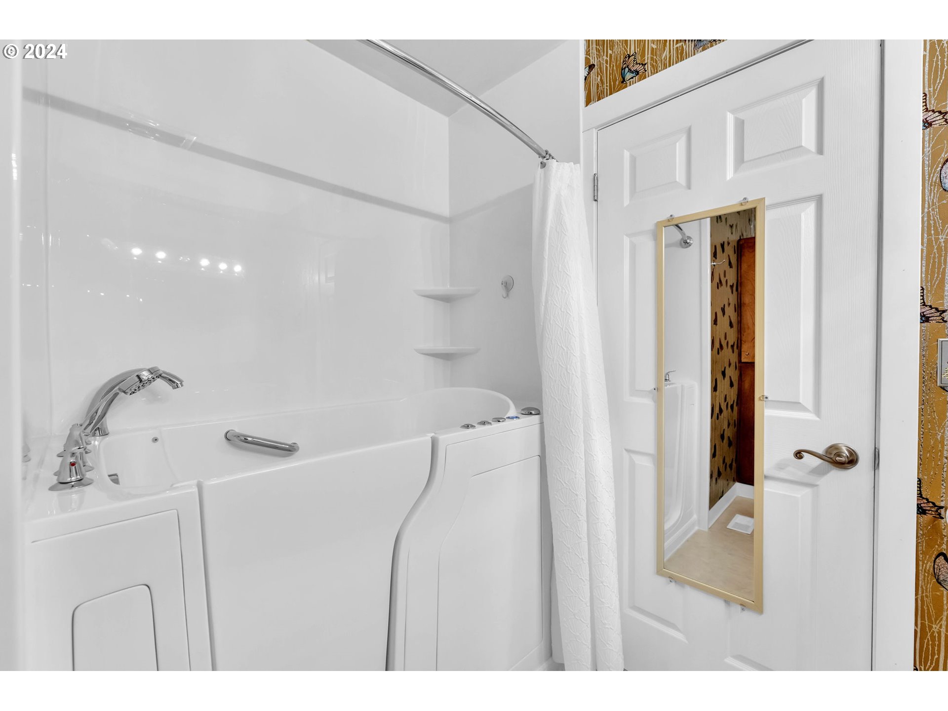 27309 Northeast 29th Avenue Ridgefield, WA 98642 - Photo 19 of 39 a bathroom with a tub sink and mirror